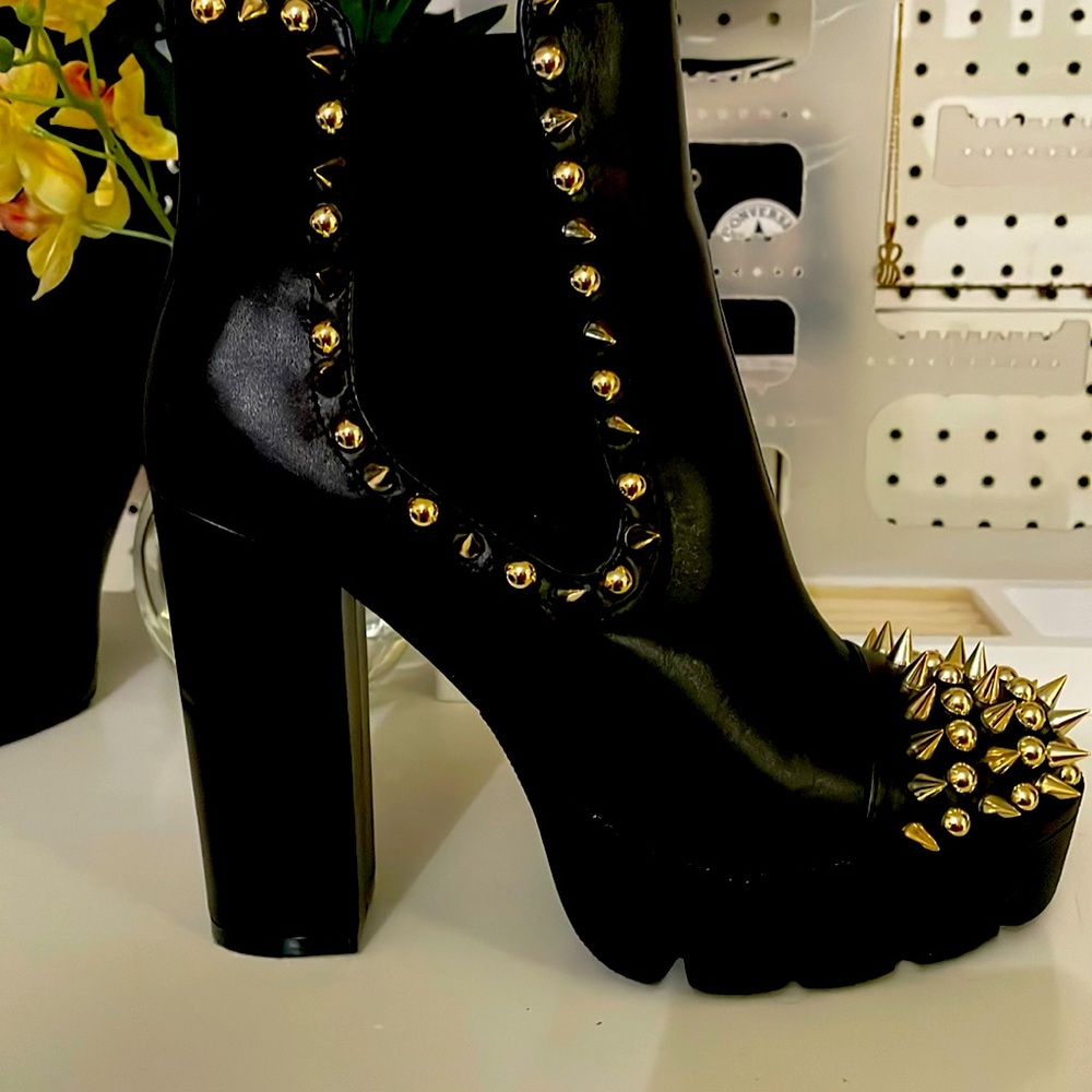Women Black & Gold High heeled boots (used)